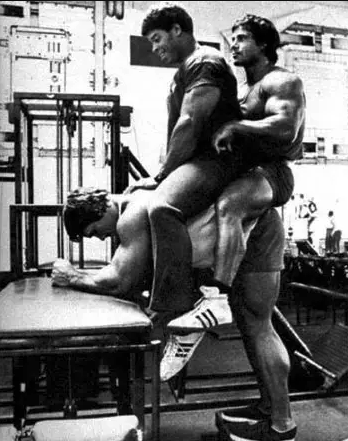 Arnold pouvait compter sur ses partenaires d'entraînement pour l'exercice du chameau (source : https://www.rudycoia.com/muscler-les-mollets/)